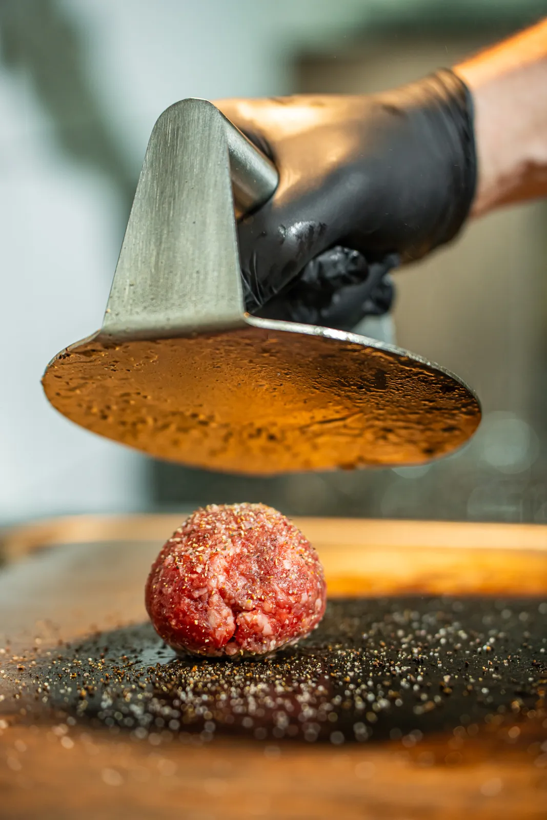 Smash burger LBFC presat pe plita încinsă