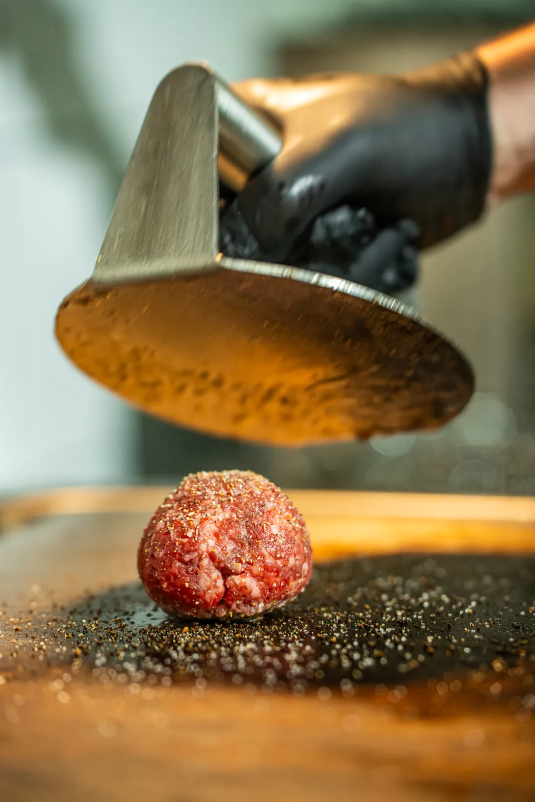 Burger smash pregătit în bucătăria LBFC